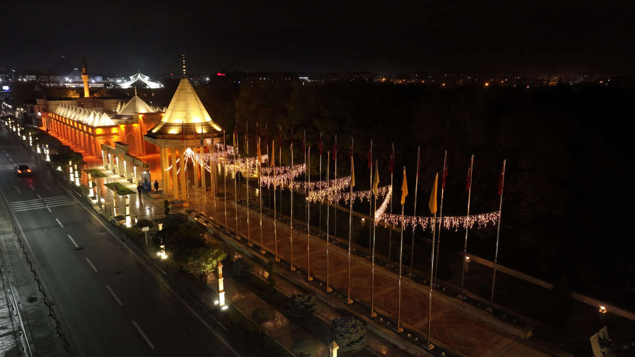 Şeb-i Arus için ışıklandırılan Konya sokaklarında görsel şölen oluştu 7